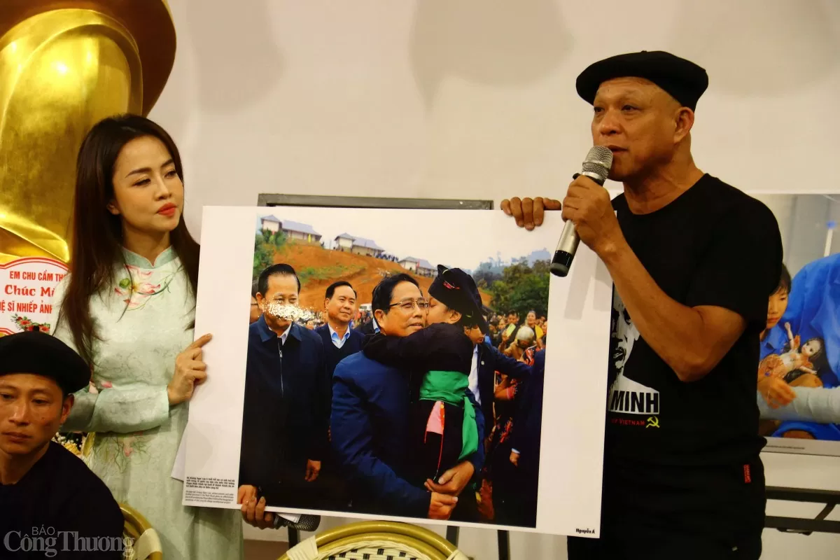 Bức ảnh anh Nguyễn Á yêu thích và đã đặt làm bìa cuốn sách là tấm hình chụp Thủ tướng Chính phủ Phạm Minh Chính đang quan tâm, động viên người dân làng Nủ. Ảnh: Lê An