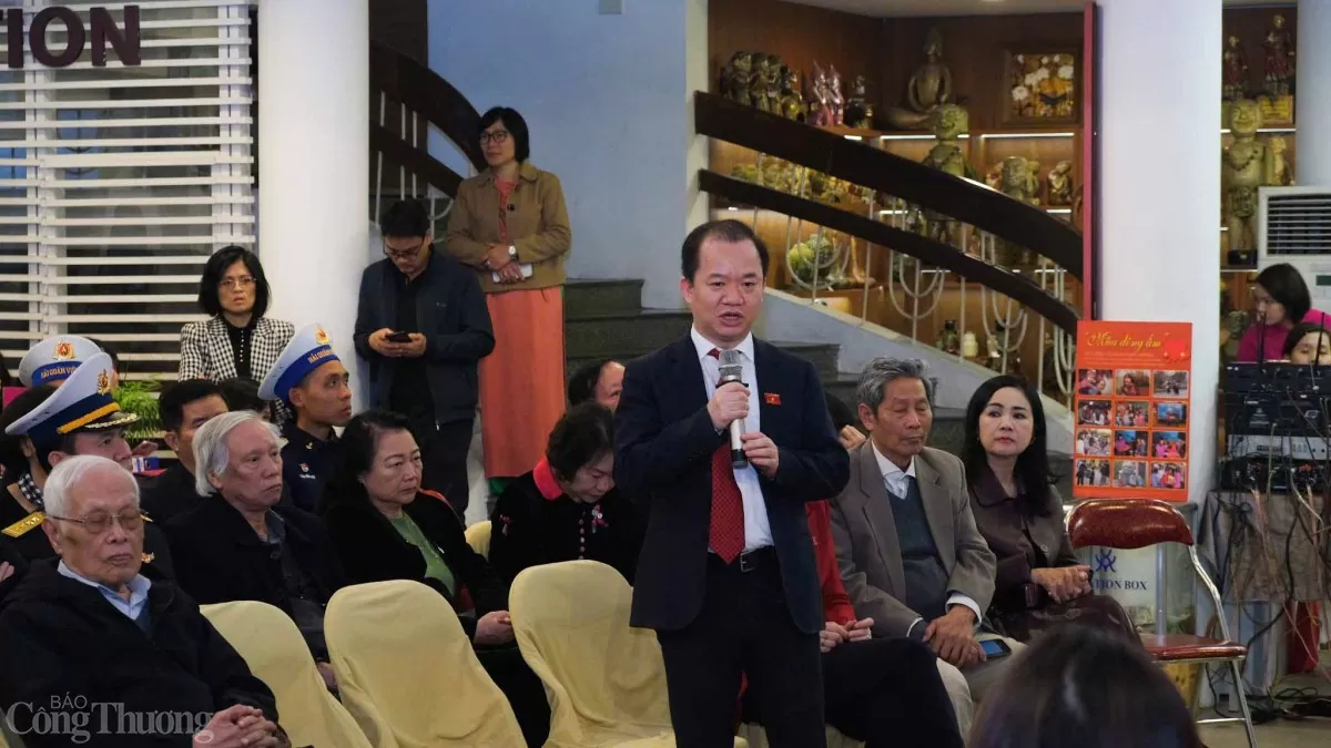 PGS.TS Bùi Hoài Sơn - Ủy viên Thường trực Ủy ban Văn hóa và Giáo dục của Quốc hội thể hịện sự xúc động sau khi lắng nghe câu chuyện của người dân Làng Nủ. Ảnh: Lê An