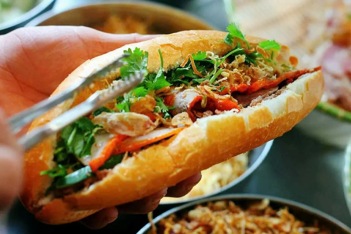 Bánh mì Hà Nội với lớp vỏ giòn rụm, nhân bên trong là patê béo ngậy, xá xíu, chả, trứng ốp la và dưa chuột, thêm chút nước sốt đậm đà sẽ khiến thực khách xiêu lòng. Đặc biệt, khi kết hợp cùng một cốc sữa đậu nành hoặc tào phớ, bữa sáng sẽ càng thêm tròn vị