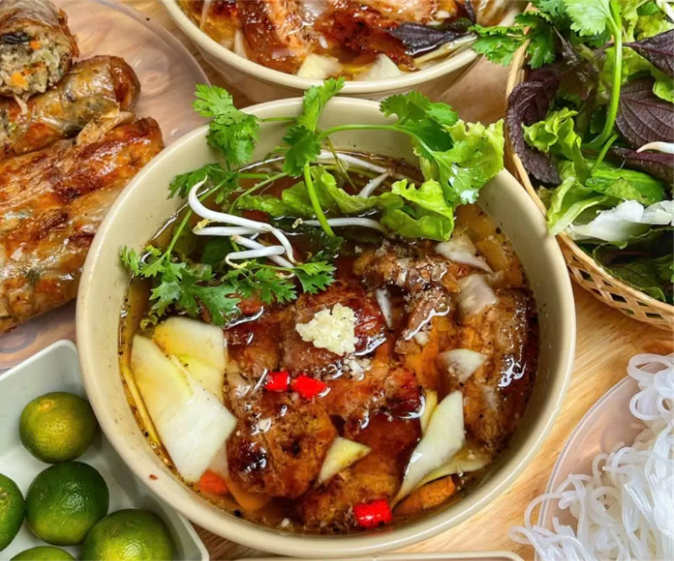 Bún chả – một trong những biểu tượng ẩm thực Hà Nội, luôn có sức hút khó cưỡng. Những miếng chả nướng thơm lừng, hòa quyện cùng nước mắm chua ngọt và bún trắng mềm tạo nên hương vị đặc trưng không thể tìm thấy ở đâu khác