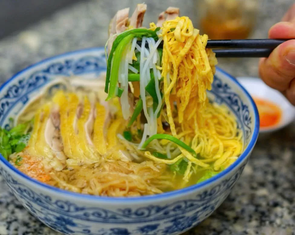 Bún thang – món ăn thanh tao và tinh tế – cũng là lựa chọn đáng cân nhắc. Từng sợi bún nhỏ trắng muốt kết hợp với thịt gà xé, trứng tráng mỏng thái sợi, giò lụa, nấm hương, hành lá và nước dùng trong vắt tạo nên một hương vị hài hòa, chuẩn chất Hà Thành