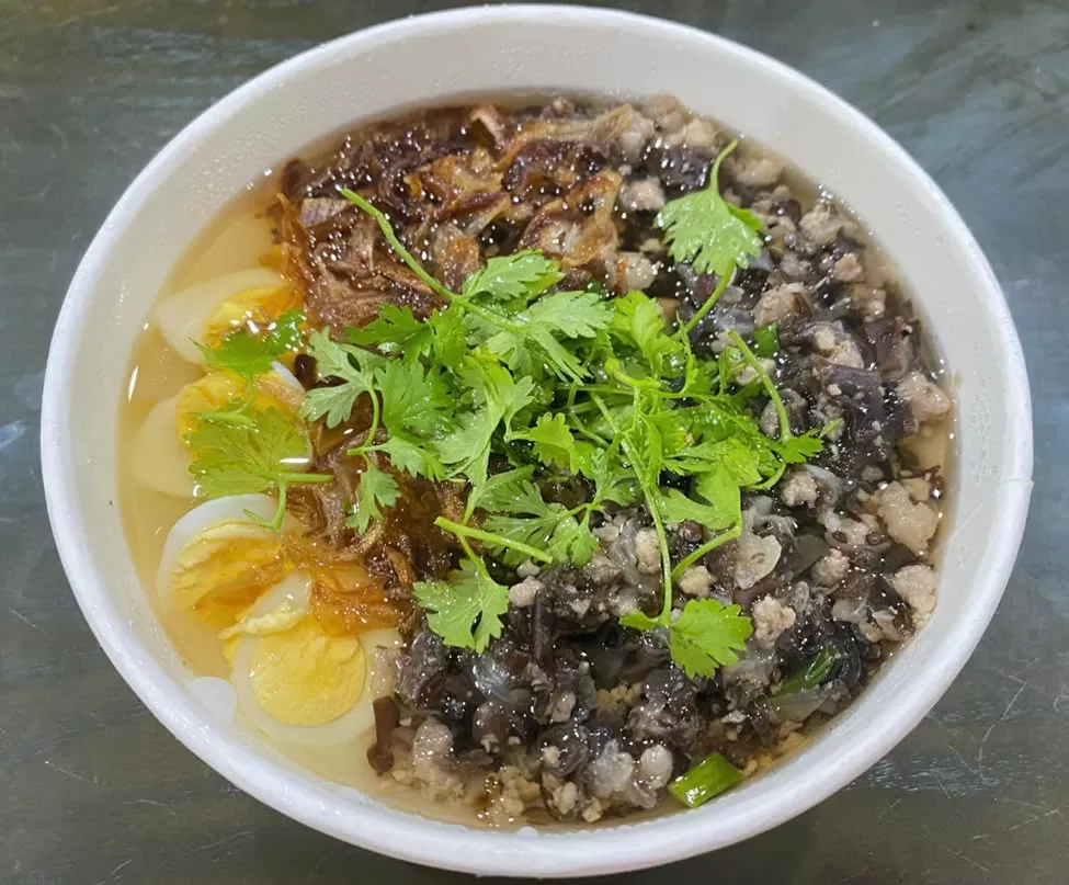 Bánh đúc nóng với phần nhân thịt băm xào mộc nhĩ đậm đà, hòa quyện với lớp bột bánh dẻo mịn, ăn cùng nước mắm chua ngọt tạo nên một hương vị vô cùng lôi cuốn