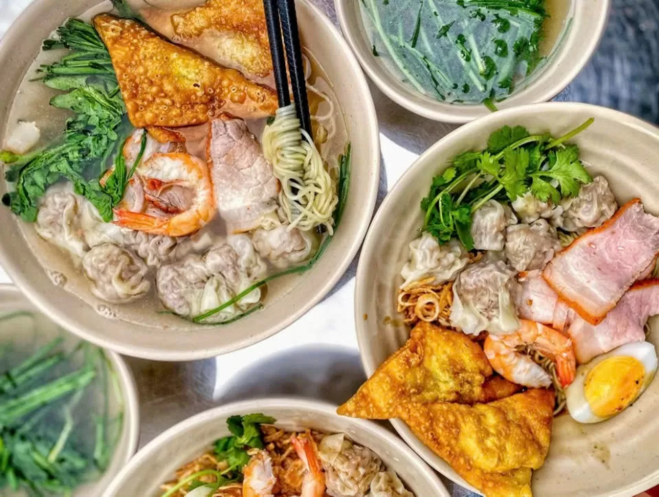 Mì vằn thắn – món ăn có nguồn gốc từ người Hoa, cũng là lựa chọn lý tưởng. Sợi mì dai, nhân hoành thánh mềm mịn, nước dùng thanh ngọt, tạo nên một tổng thể hài hòa, hấp dẫn