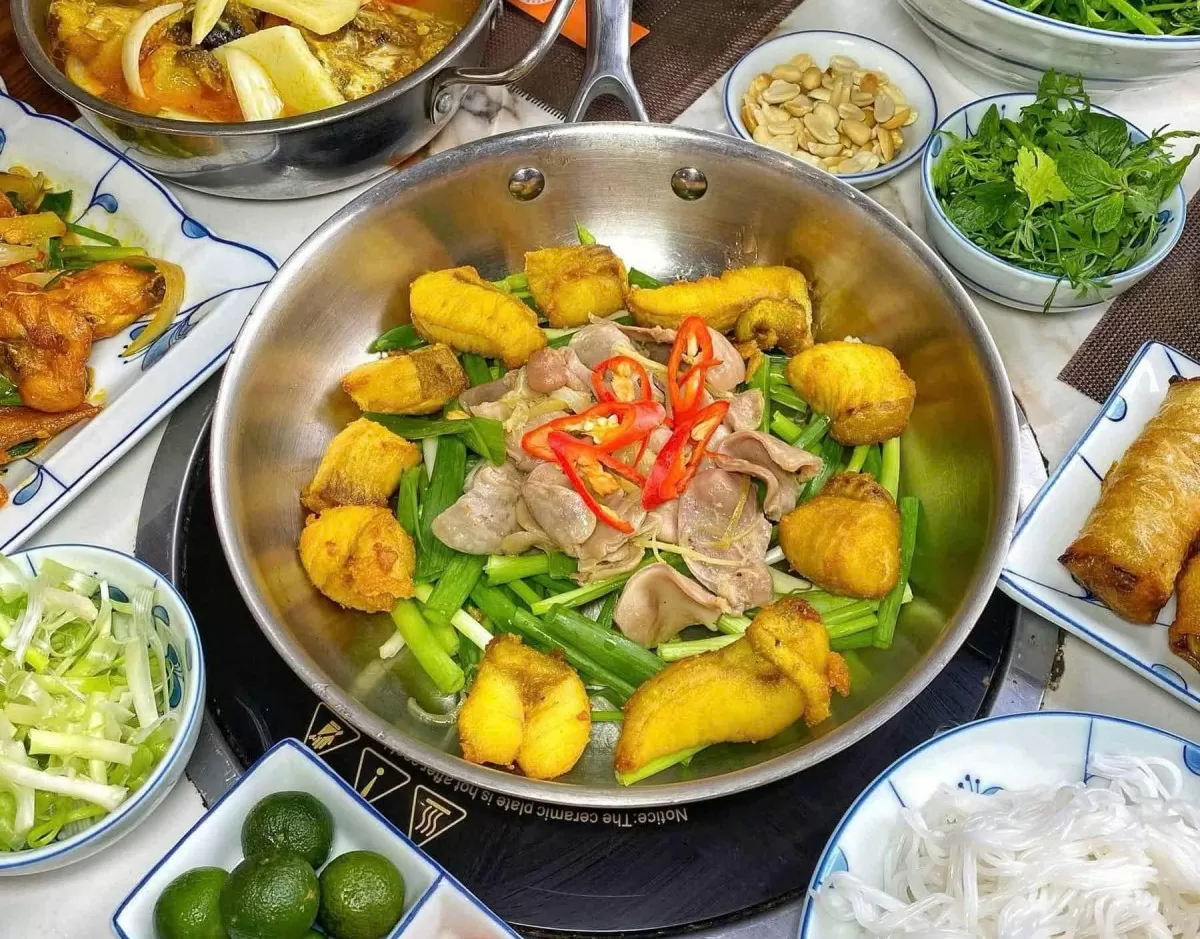 Chả cá, món ăn vừa dân dã vừa sang trọng là lựa chọn hoàn hảo cho một bữa tối trọn vẹn. Miếng cá lăng tẩm ướp gia vị, nướng thơm phức, ăn kèm rau thơm, bún, lạc rang và mắm tôm tạo nên một hương vị đầy cuốn hút