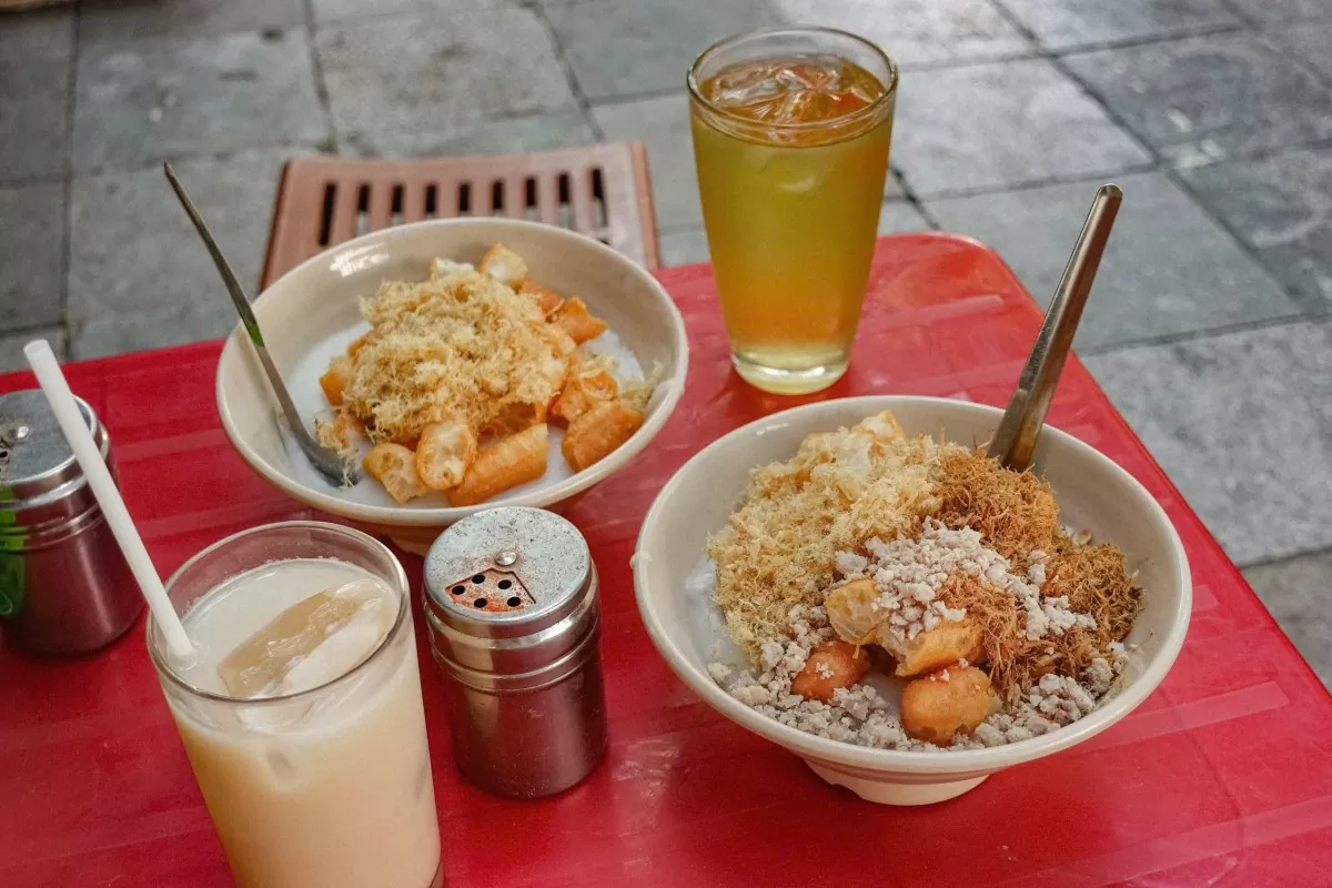 Bát cháo sườn nóng hổi, mềm mịn, ăn kèm quẩy giòn rụm cũng là một lựa chọn không thể bỏ qua cho bữa xế chiều