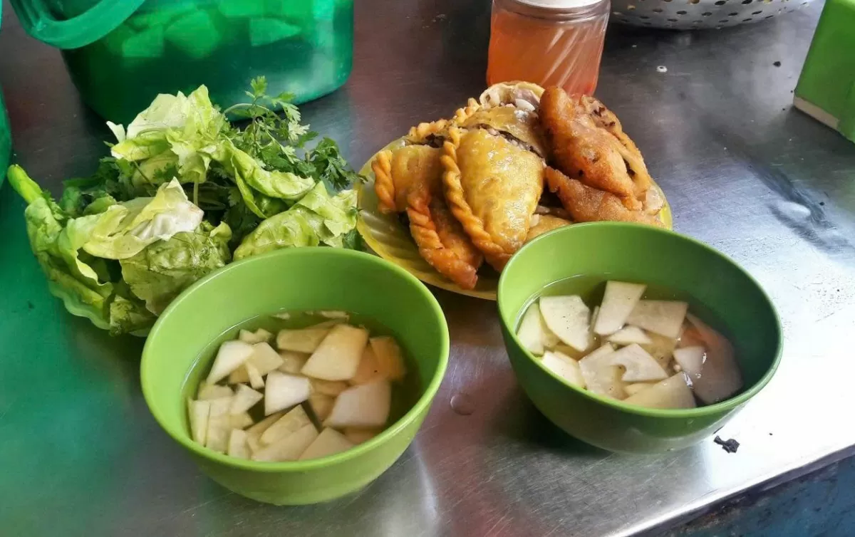 Bánh gối – món quà vặt đặc trưng của Hà Nội, với lớp vỏ giòn rụm, nhân thịt trứng thơm phức, chấm cùng nước mắm tỏi ớt, sẽ khiến bất cứ ai cũng phải mê mẩn