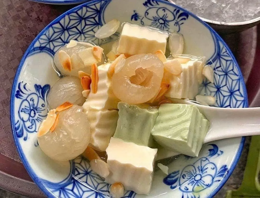 Chè khúc bạch – món tráng miệng thanh mát được làm từ thạch kem sữa, kết hợp cùng các loại trái cây như nhãn, vải, kiwi, hạnh nhân rang giòn, mang đến cảm giác sảng khoái trong những ngày đầu hè