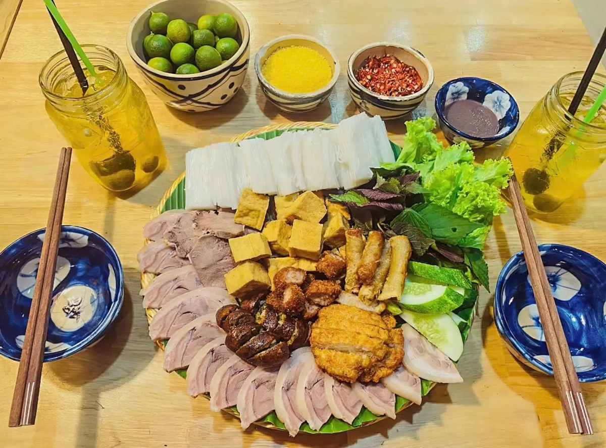 Bún đậu mắm tôm là một trong những món ăn không thể thiếu khi nhắc đến ẩm thực Hà Thành. Đĩa bún trắng mềm, đậu rán vàng giòn, thịt luộc thơm ngon, chả cốm dẻo dai, nem rán giòn rụm, tất cả hòa quyện cùng chén mắm tôm dậy mùi, tạo nên một bữa ăn khó quên