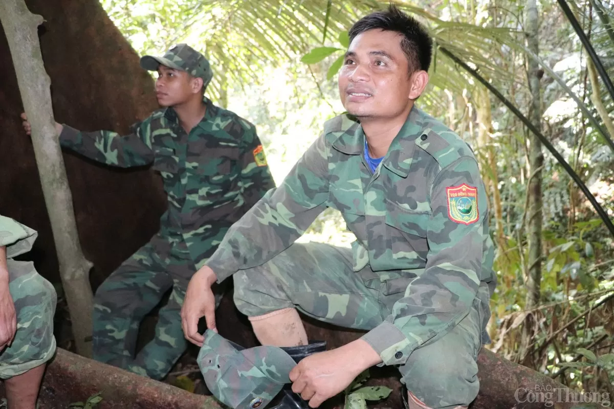Hốil Trân, người đã từng đi vác thuê gỗ cho lâm tặc nay quay về làm cán bộ bảo vệ rừng