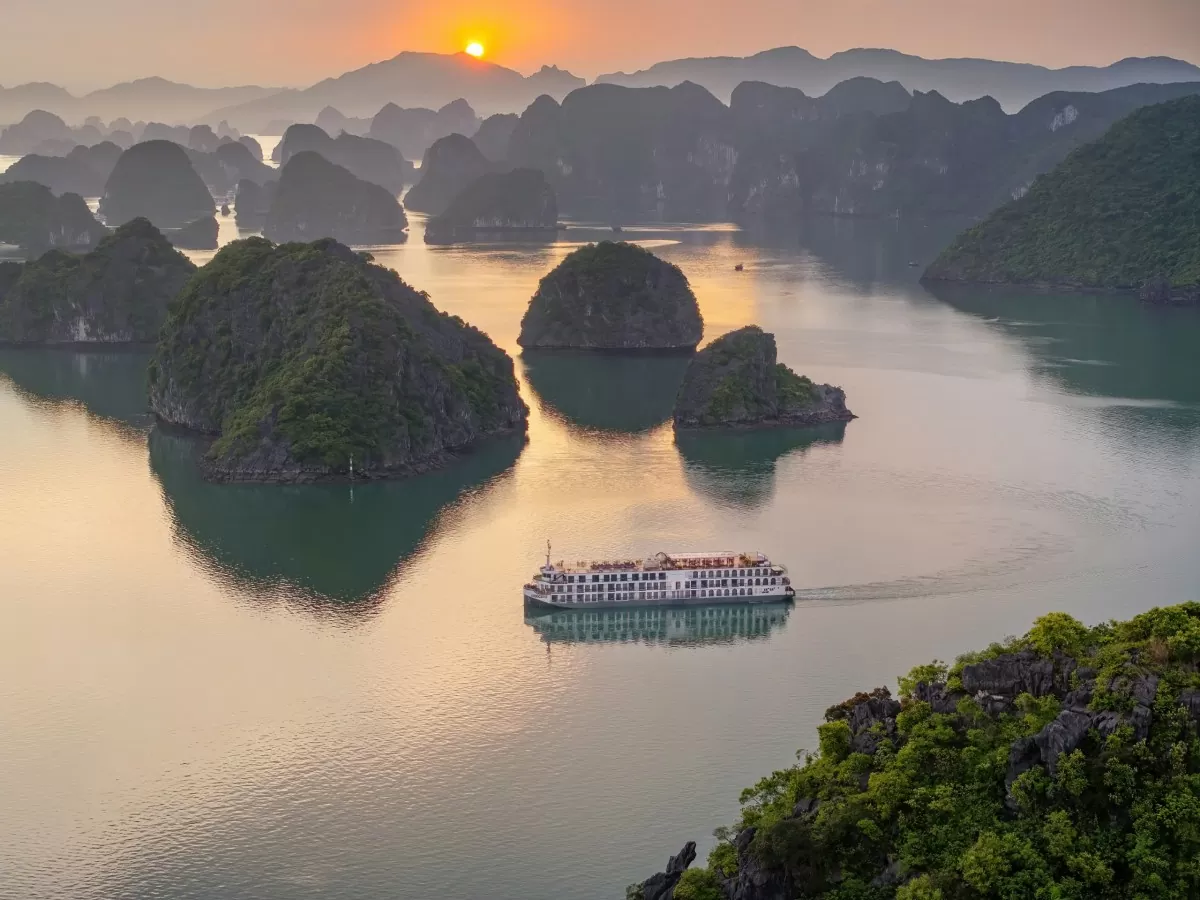 Vịnh Lan Hạ, Cát Bà. Ảnh: Indochine