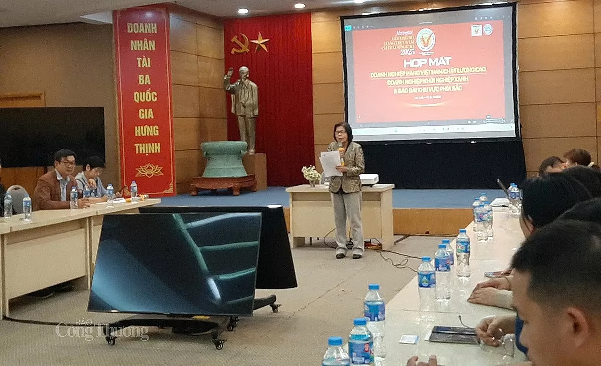 bà Vũ Kim Hạnh – Chủ tịch Hội Doanh nghiệp Hàng Việt Nam chất lượng cao chia sẻ tại buổi gặp mặt