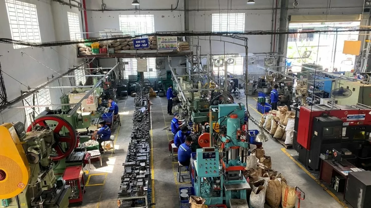 Hoạt động sản xuất ống thép luồn dây điện và phụ kiện tại nhà máy Cát Vạn Lợi