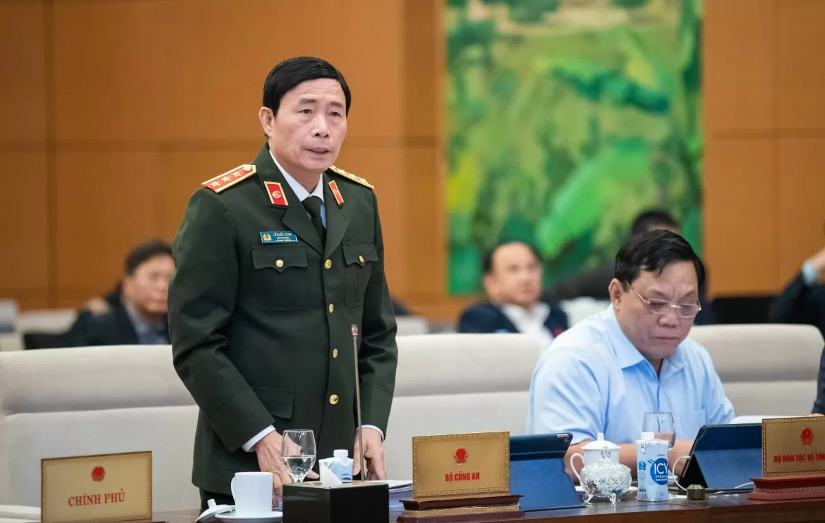 Thứ trưởng Bộ Công an Lê Quốc Hùng báo cáo tại phiên họp
