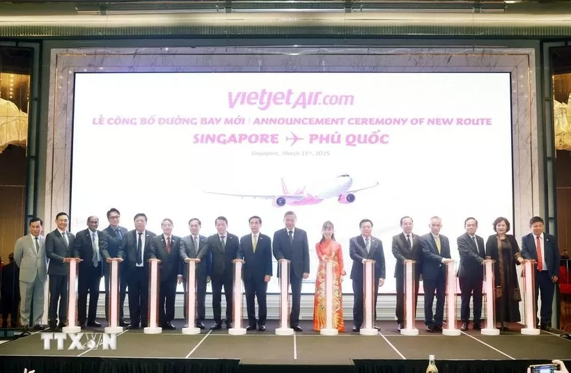 Tổng Bí thư Tô Lâm và các đại biểu thực hiện nghi thức khai trương đường bay Phú Quốc-Singapore của Vietjet Air. Ảnh: TTXVN. 