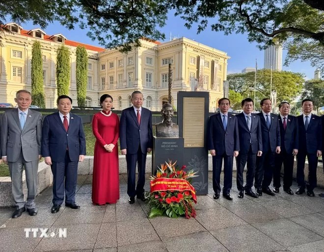 Tổng Bí thư Tô Lâm dâng hoa tưởng niệm Bác Hồ tại Bảo tàng Văn minh châu Á, Singapore