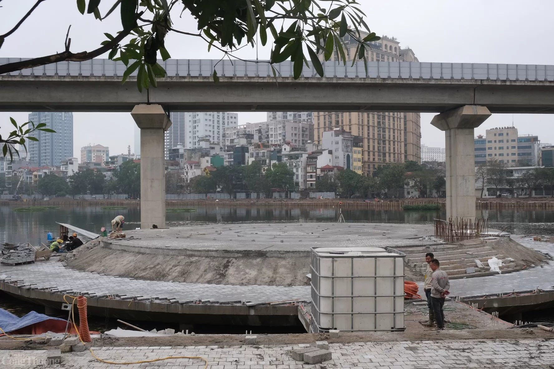 Hồ Đống Đa (hay còn gọi là hồ Hoàng Cầu) nằm tại trung tâm quận Đống Đa, có diện tích mặt nước khoảng 13,3 ha và chu vi hơn 2.100 m. 