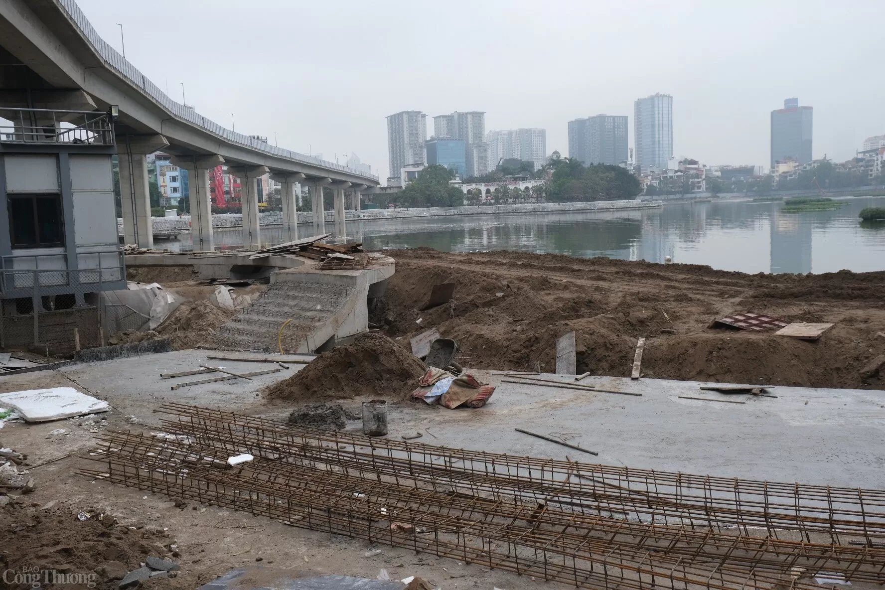 Nhiều hạng mục của dự án giáp đường Hoàng Cầu, đường Mai Anh Tuấn cũng đang được lắp đặt và hoàn thiện. 