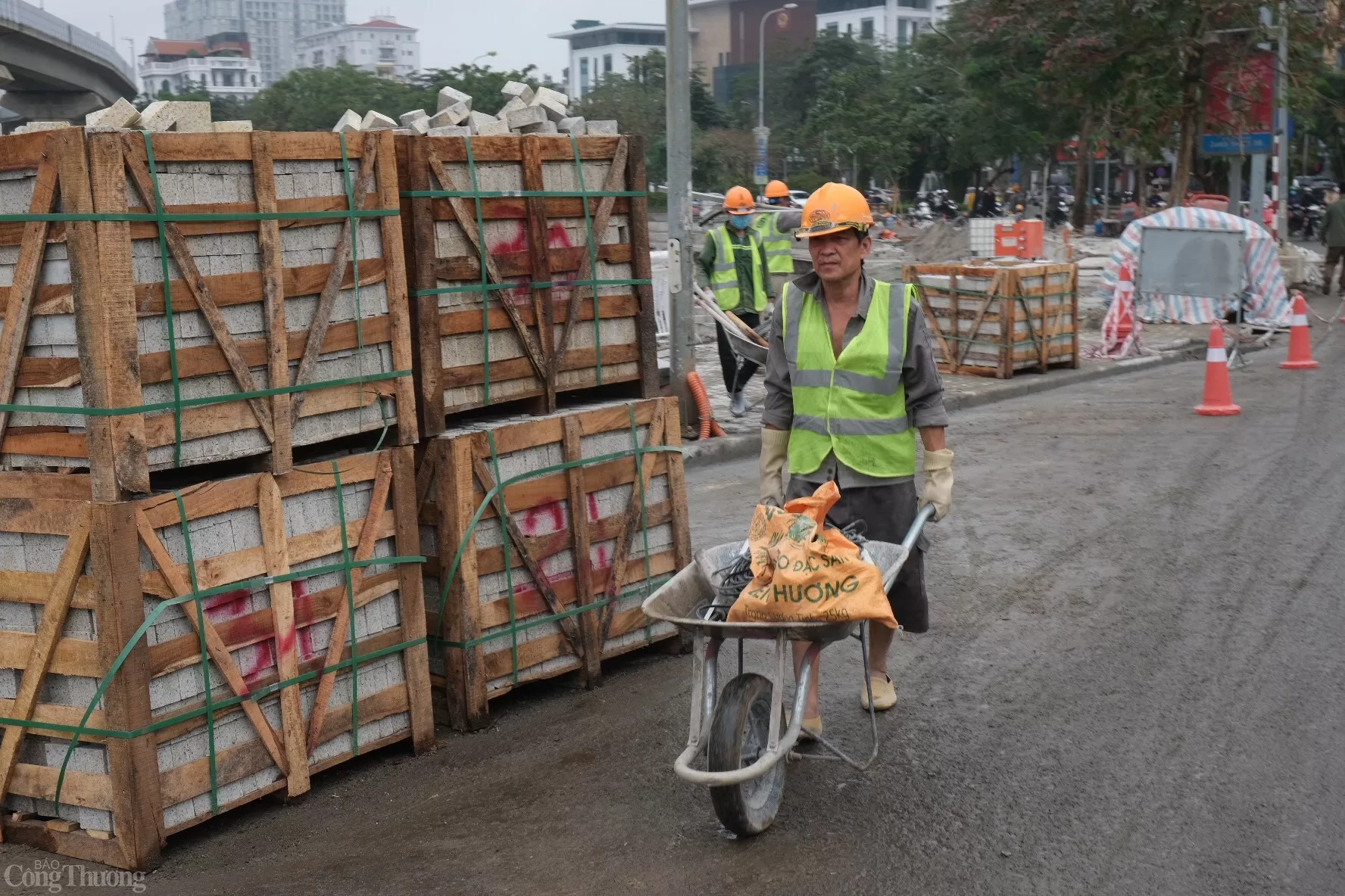 Theo ghi nhận của phóng viên báo Công Thương ngày 12/3, những công nhân đang thực hiện dự án đang làm việc một cách khẩn trương, nghiêm túc để hoàn thành dự án cải tạo đúng tiến độ. 