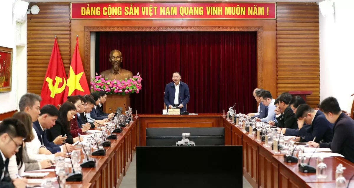 Bộ trưởng Nguyễn Văn Hùng làm việc với Cục Phát thanh, truyền hình và thông tin điện tử. Ảnh: Trần Huến