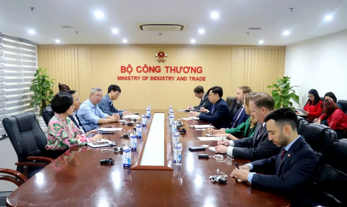 Thứ trưởng Nguyễn Hoàng Long làm việc với Tập đoàn Pacifico Energy