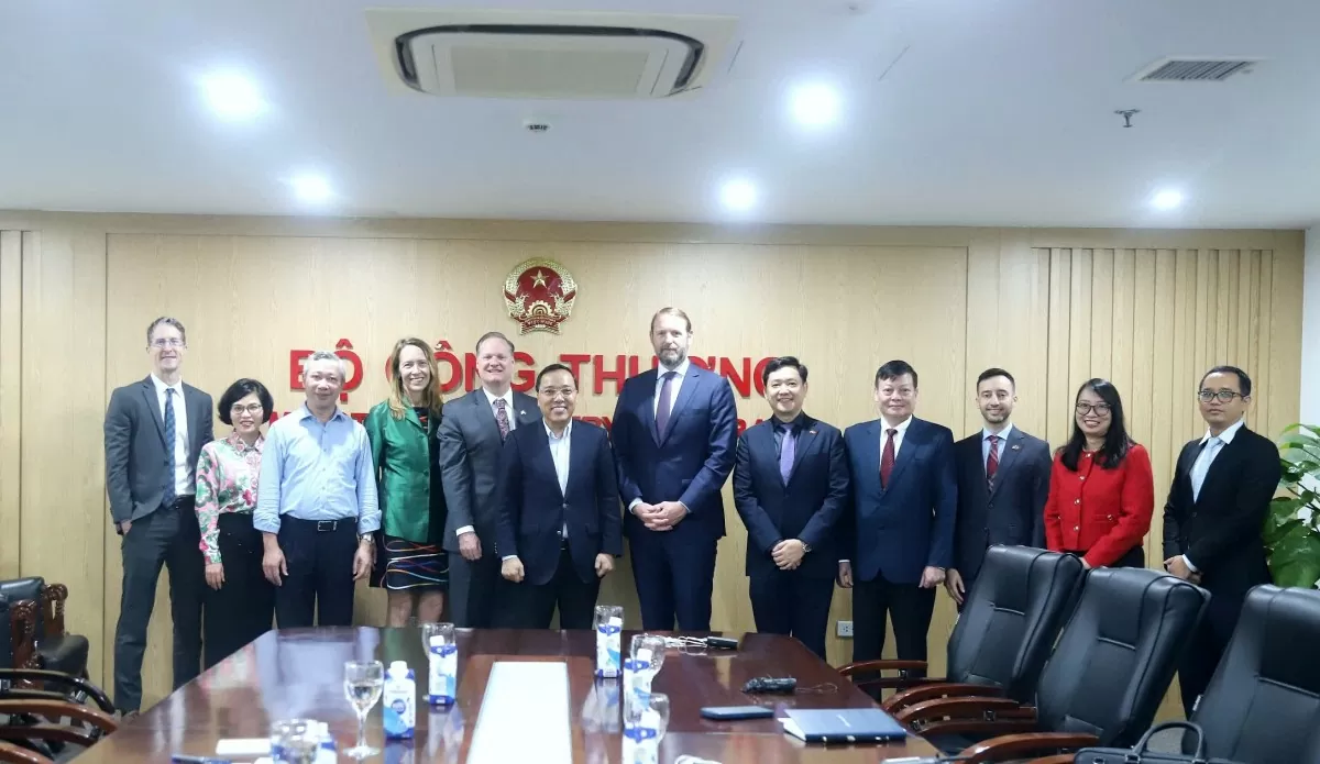 Thứ trưởng Nguyễn Hoàng Long làm việc với Tập đoàn Pacifico Energy