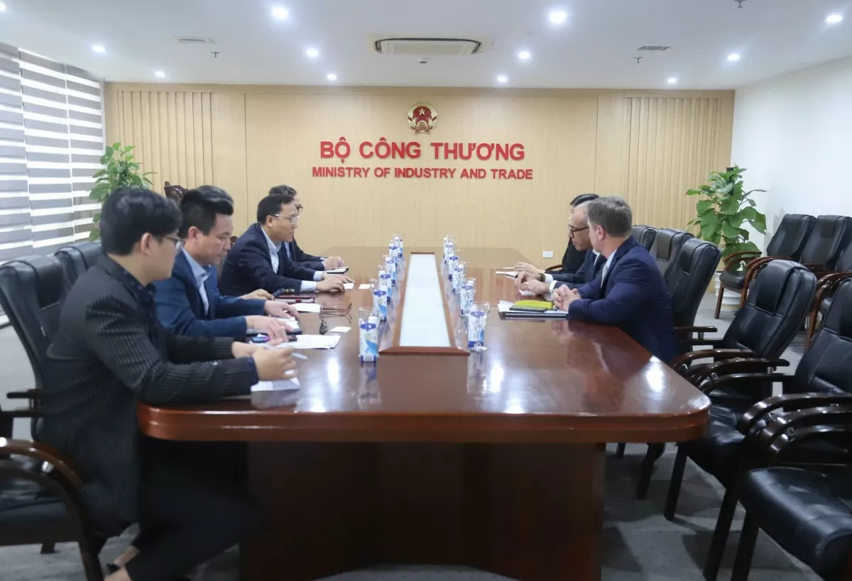 Thứ trưởng Nguyễn Hoàng Long làm việc với HSBC về chuyển đổi năng lượng
