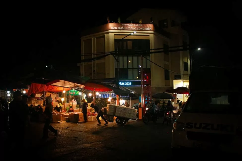Chùm ảnh: Chợ Long Biên về đêm - Một Hà Nội rất khác