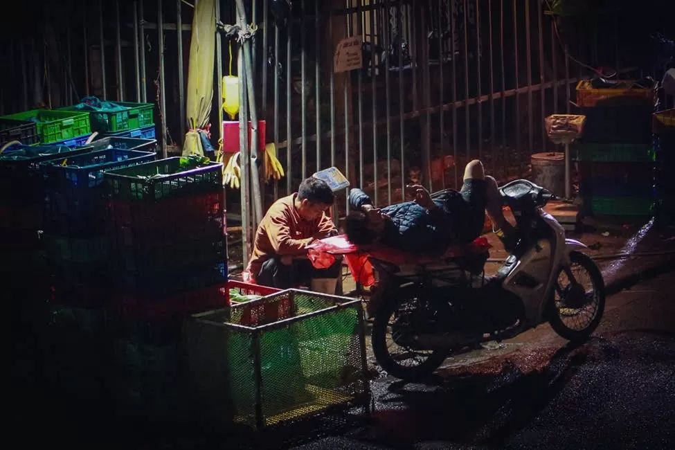 Chùm ảnh: Chợ Long Biên về đêm - Một Hà Nội rất khác