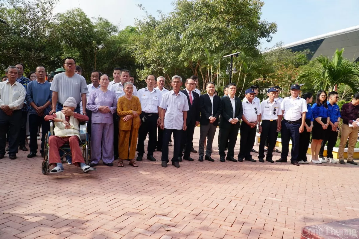 Các cựu binh hải quân, thân nhân gia đình các liệt sỹ, một số cơ quan đơn vị cùng nhiều đoàn viên thanh viên dự lễ tưởng niệm, tri ân các liệt sỹ trong trận chiến Gạc Ma 14/3/1988