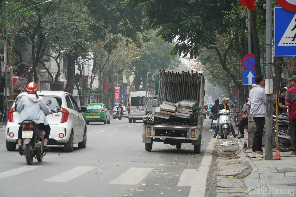 Xe ba bánh, xe tự chế 'vô tư' lấn chiếm đường phố