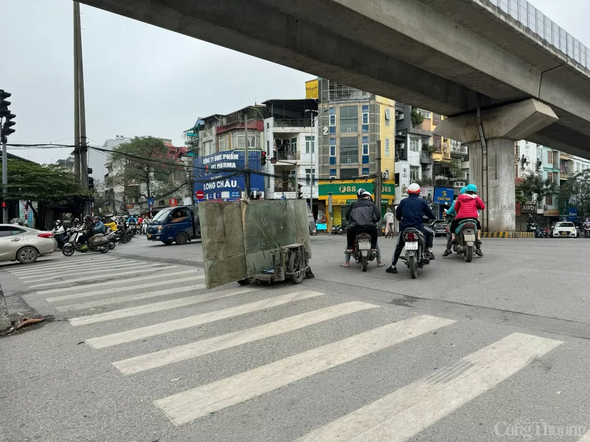 Xe ba bánh, xe tự chế 'vô tư' lấn chiếm đường phố