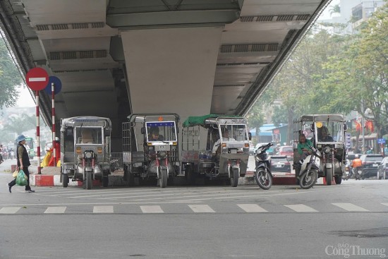 xe ba banh xe tu che vo tu lan chiem duong pho