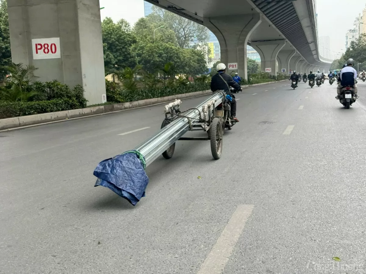 Xe ba bánh, xe tự chế 'vô tư' lấn chiếm đường phố