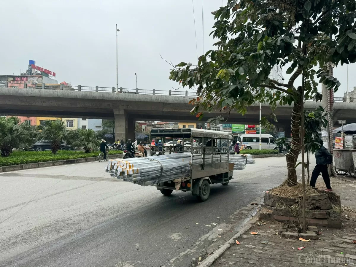 Xe ba bánh, xe tự chế 'vô tư' lấn chiếm đường phố