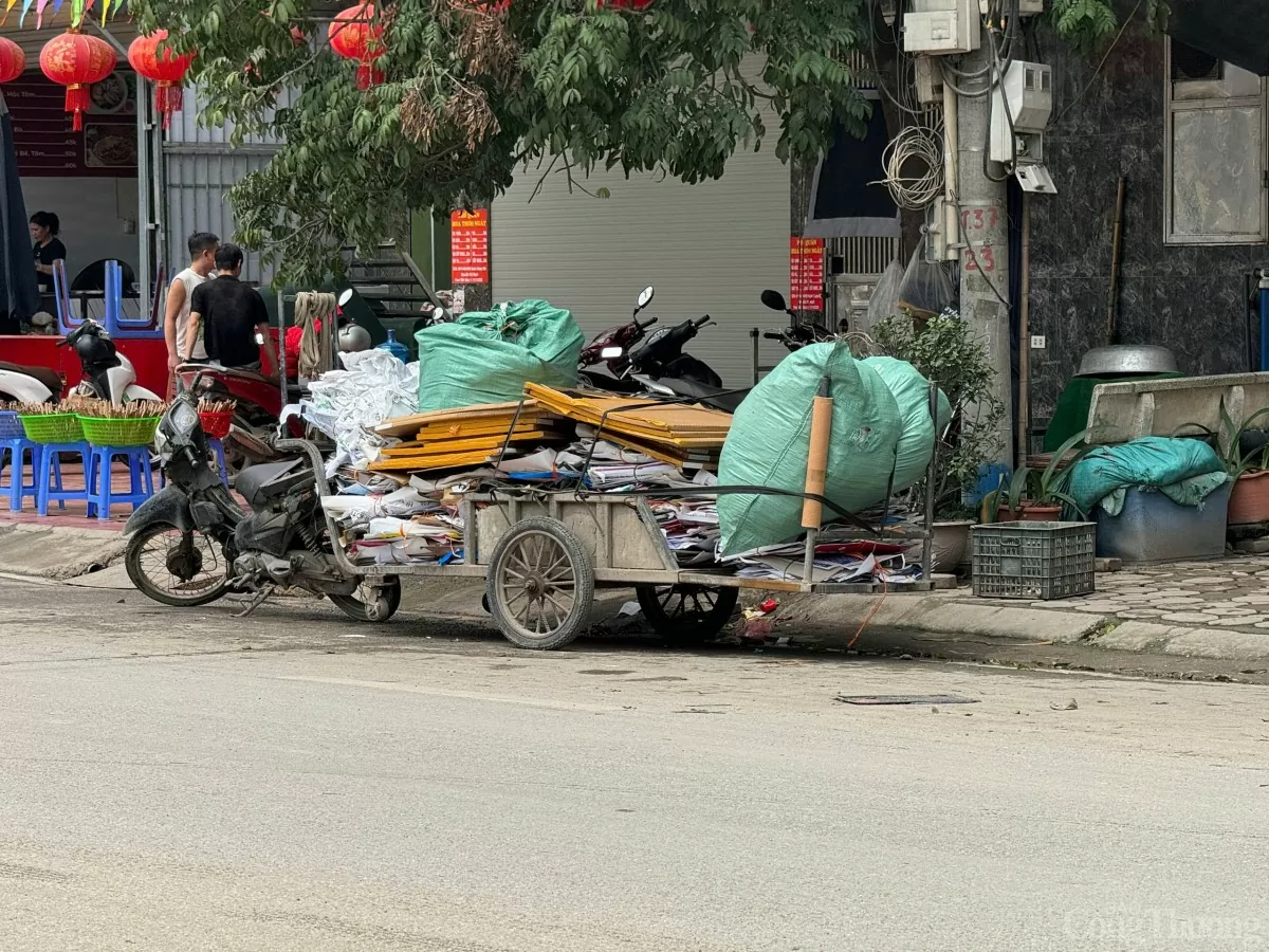 Xe ba bánh, xe tự chế 'vô tư' lấn chiếm đường phố