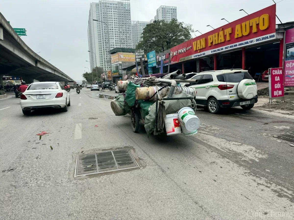 Xe ba bánh, xe tự chế 'vô tư' lấn chiếm đường phố