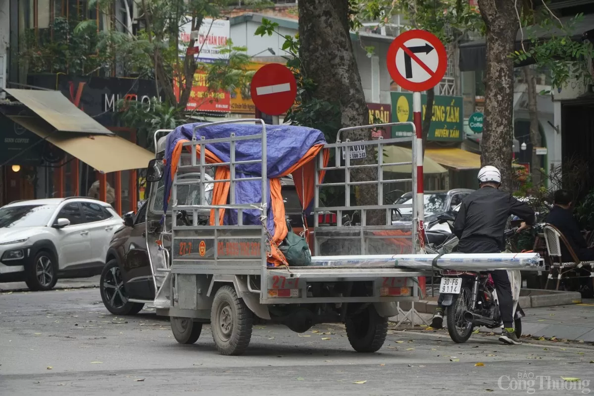Xe ba bánh, xe tự chế 'vô tư' lấn chiếm đường phố