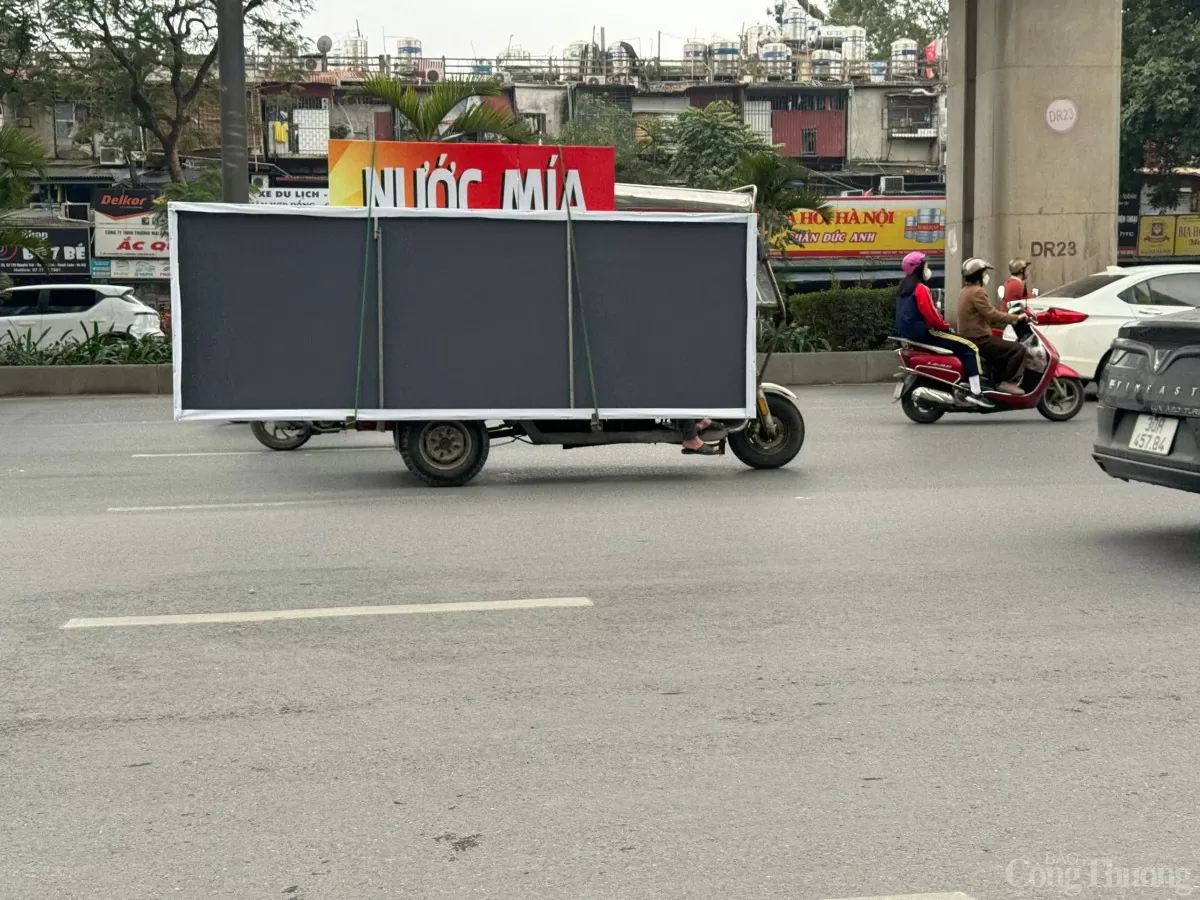 Xe ba bánh, xe tự chế 'vô tư' lấn chiếm đường phố