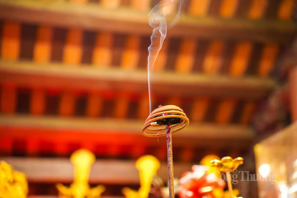 Tượng Đức Thánh Trần và câu chuyện tượng voi in hằn vết đạn tại đền A Sào