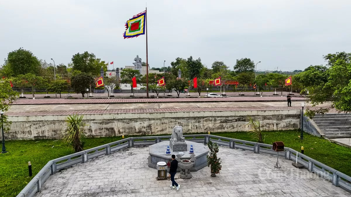 Tượng Đức Thánh Trần và câu chuyện tượng voi in hằn vết đạn tại đền A Sào