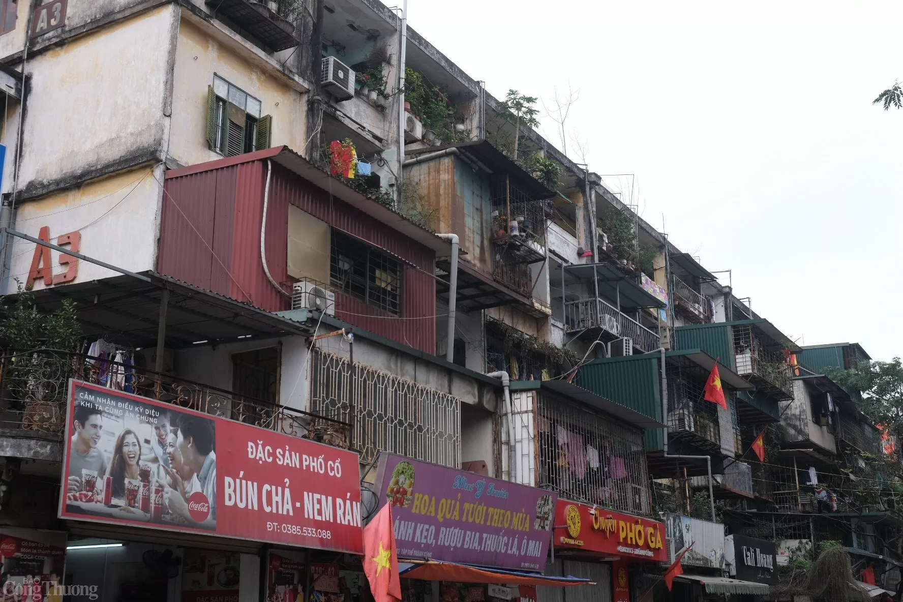 Mới đây, Văn phòng UBND TP Hà Nội đã ban hành thông về kết luận lãnh đạo TP. Hà Nội tại cuộc họp xem xét phương án quy hoạch chi tiết khu vực cải tạo, tái thiết và xây dựng lại ba khu chung cư cũ Thành Công, Giảng Võ, Ngọc Khánh (quận Ba Đình) cùng các khu vực lân cận. Cụ thể, tại khu chung cư cũ Thành Công, hiện có 68 tòa nhà (cao 2-5 tầng) với thời gian xây dựng từ năm 1979. Hiện khu vực này đang chứa 13.400 người.