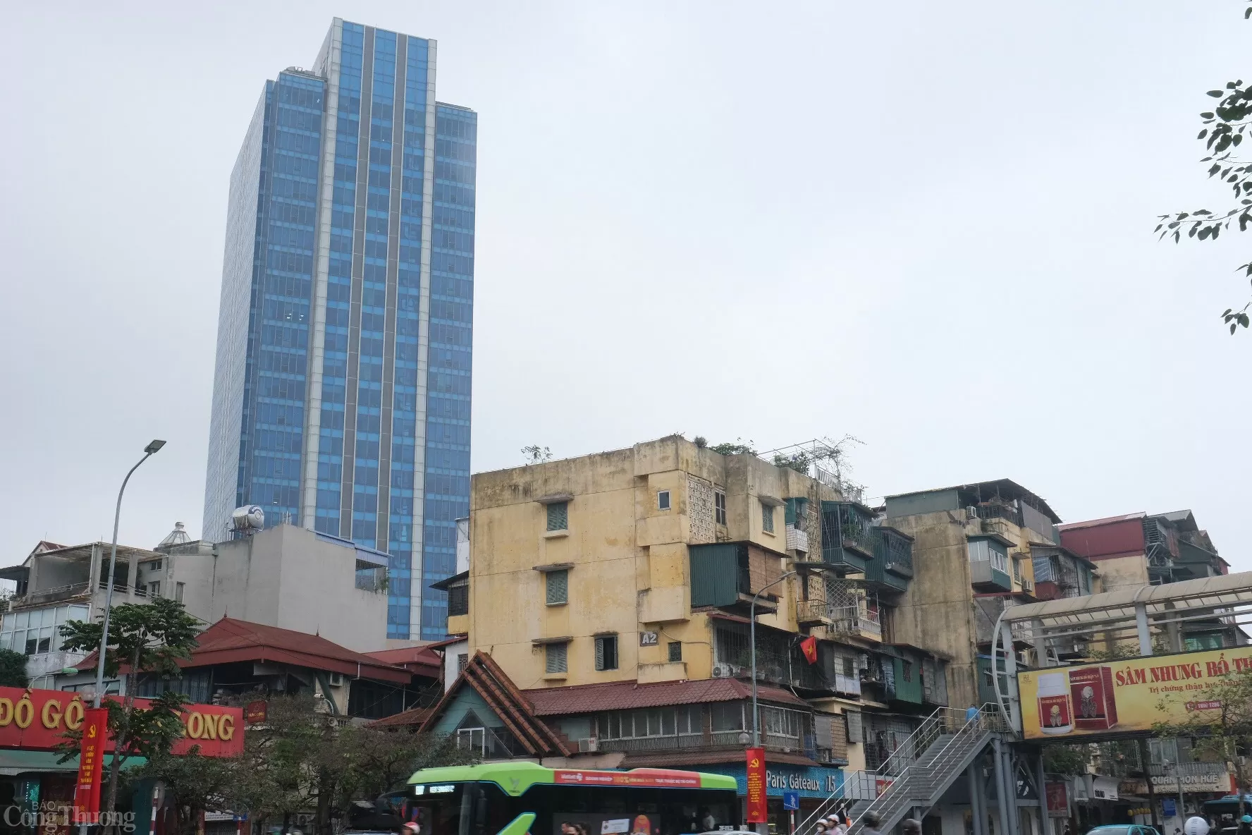 Khu chung cư Ngọc Khánh hiện có 58 tòa nhà (cao từ 2-4 tầng), được xây dựng từ năm 1994 với khoảng 6.500 người dân đang ở. Theo kế hoạch, khu chung cư này sẽ được quy hoạch lại không gian chức năng, hạ tầng, không để không gian rời rạc. 