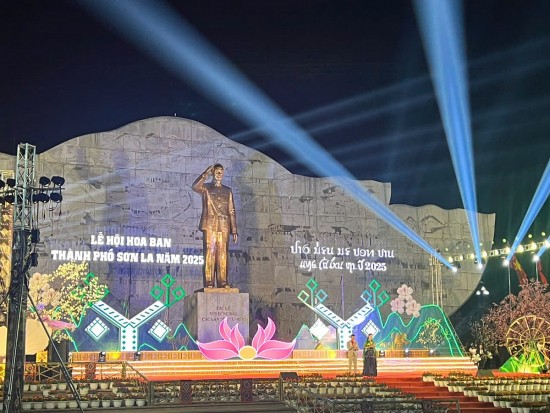 le hoi hoa ban son la khai mac voi loat hoi thi doc dao