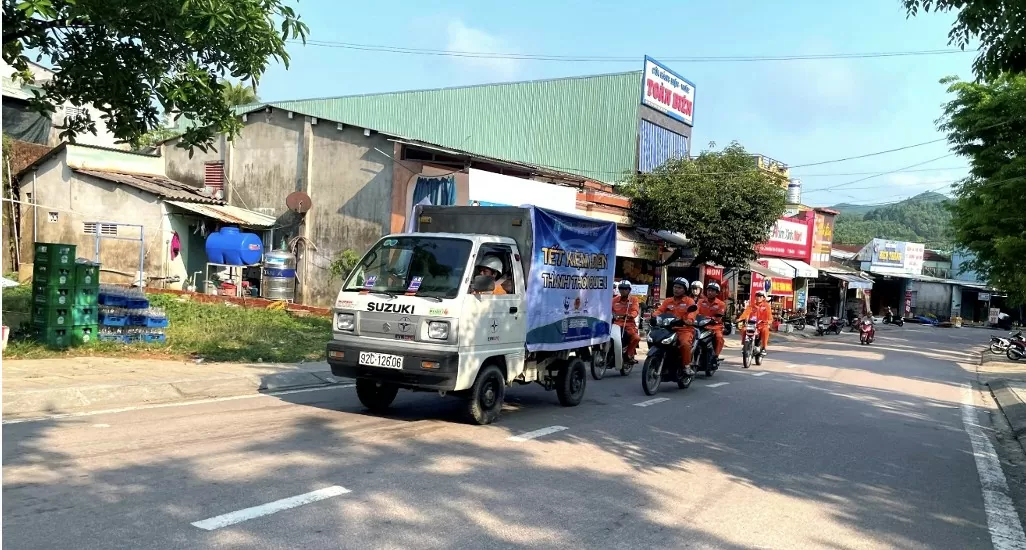 Ra quân tuyên truyền hưởng ứng chiến dịch Giờ Trái đất (Ảnh: Hoàng Phượng)