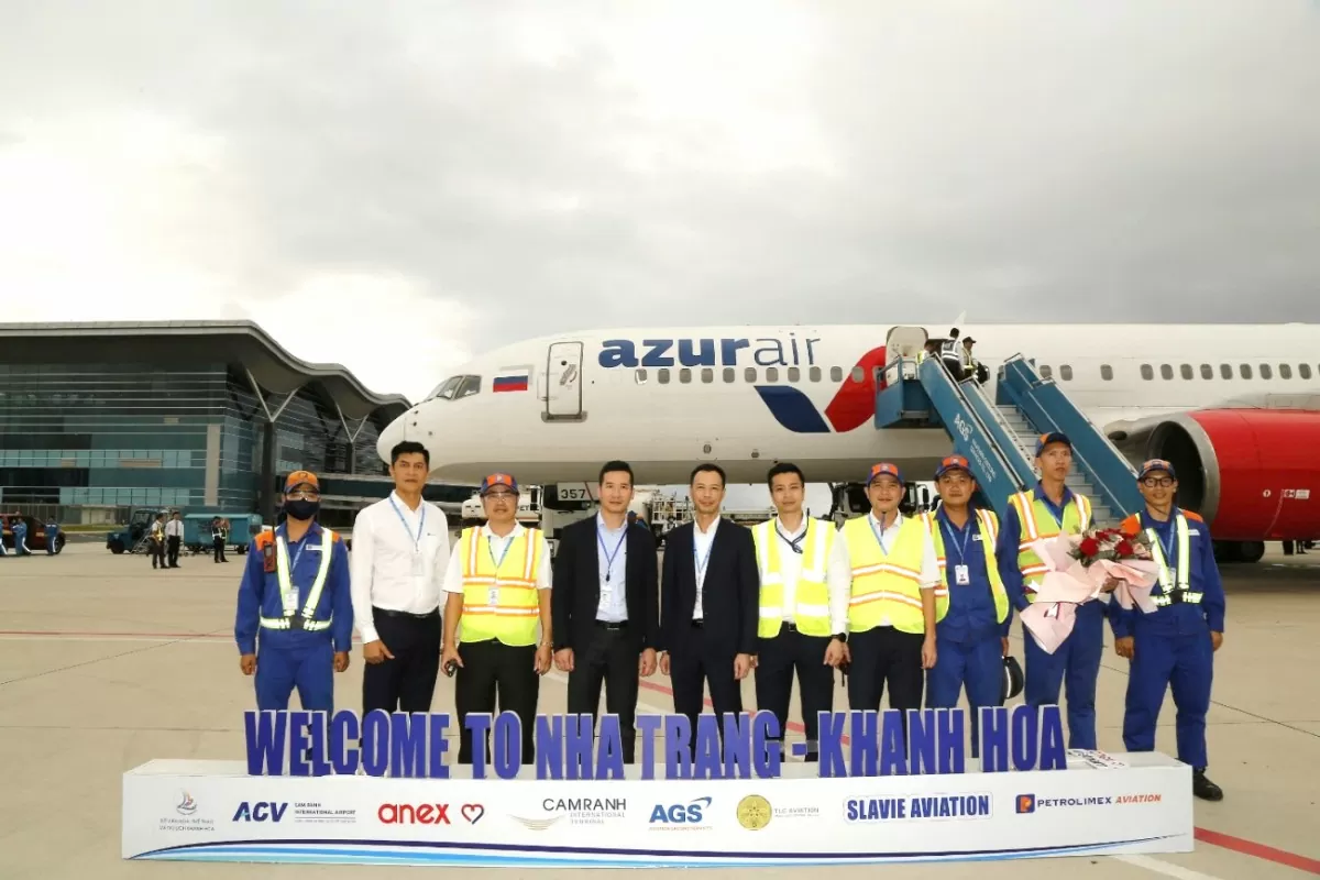 Đoàn công tác của Công ty chụp ảnh lưu niệm với nhân viên trực tiếp thực hiện công tác tra nạp