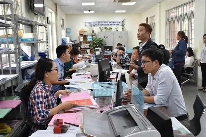 sẽ hỗ trợ cán bộ thuộc diện tinh giản tìm việc làm mới. Ảnh: Minh Quân