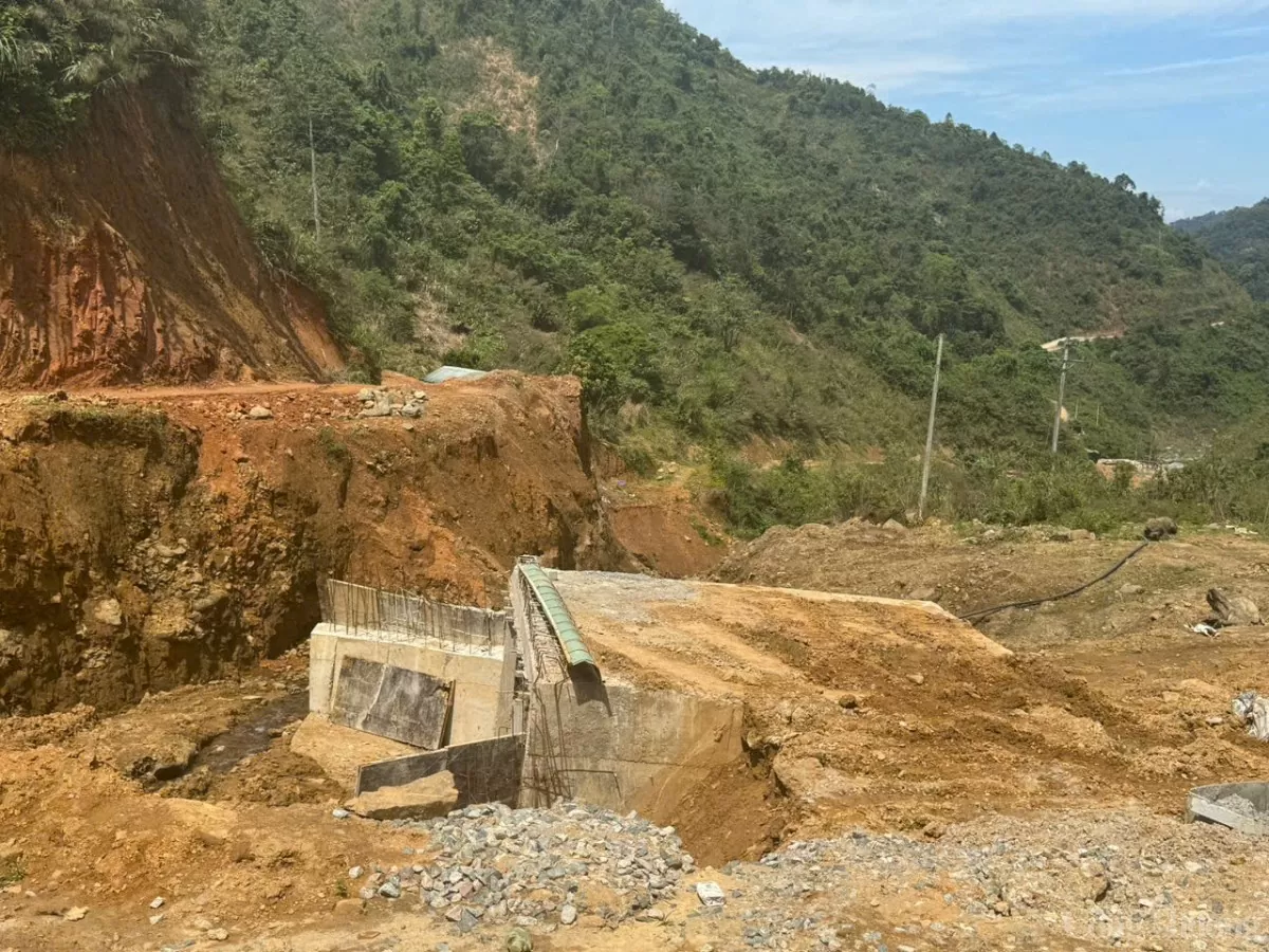 Sau 4 năm thi công, các tuyến đường liên xã huyện Phước Sơn (tỉnh Quảng Nam) vẫn dang dở