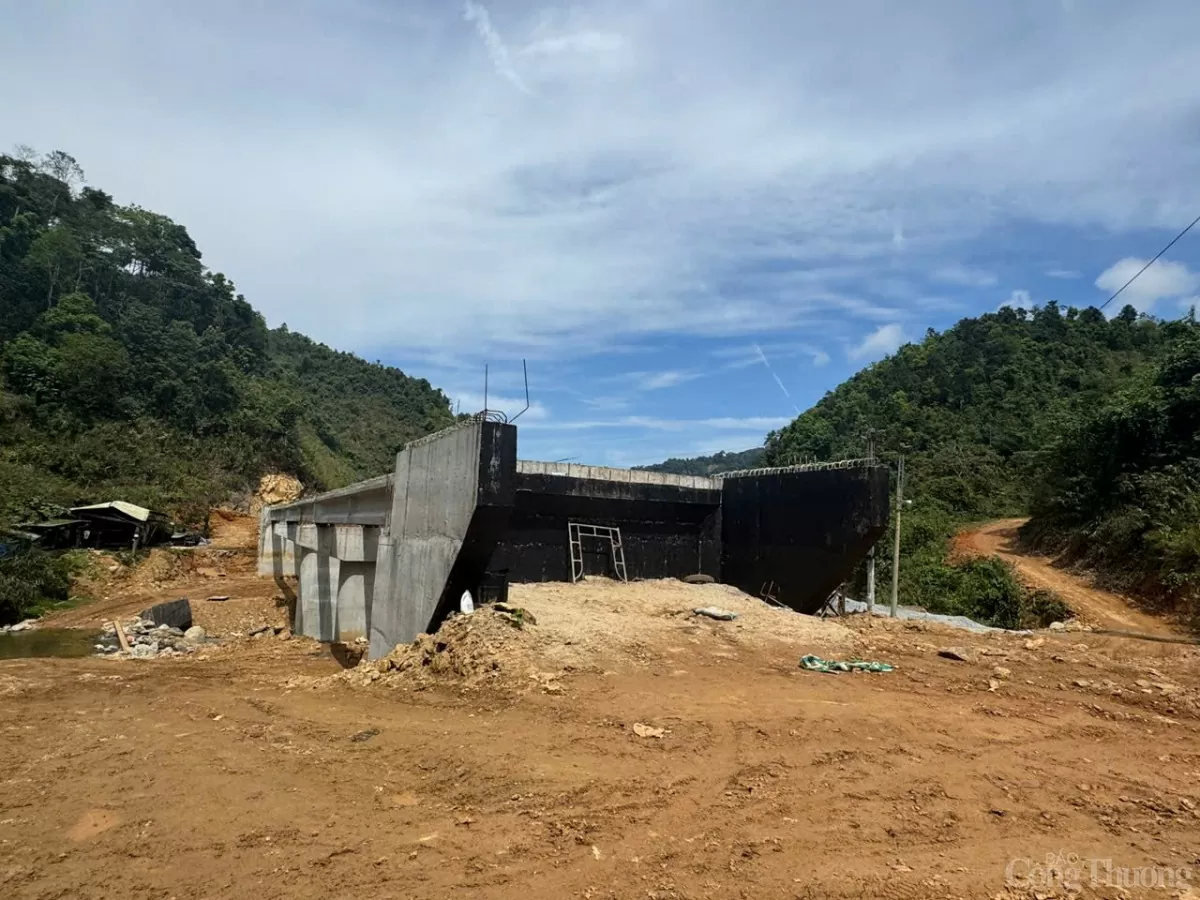 Các hạng mục thi công vẫn chưa được hoàn thiện khiến cho việc đi lại của người dân nơi đây gặp nhiều khó khăn