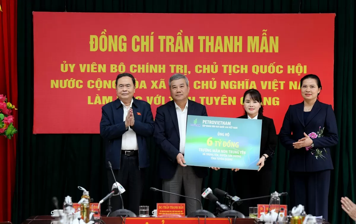 Chủ tịch Quốc hội chứng kiến Tập đoàn PVN trao tặng 06 tỷ đồng ủng hộ xây dựng 01 công trình lớp học và bếp ăn của trường Mầm non Trung Yên, xã Trung Yên