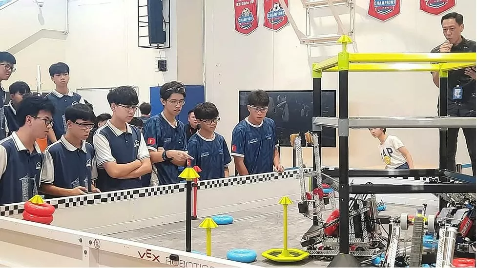 Một trường có 2 đội thi giành quyền tham dự giải Vô địch Thế giới về Robot